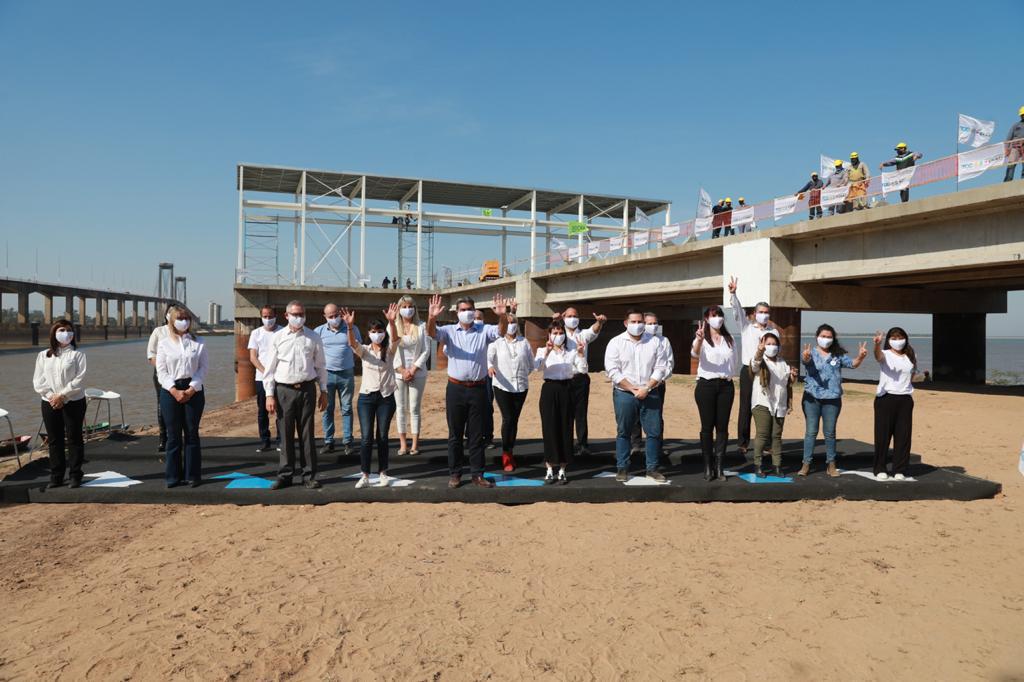 El evento se realizó en la toma del segundo acueducto en proximidades al Puente General Belgrano, el cual tiene por objeto distribuir agua potable atodo el Sudoeste chaqueño.