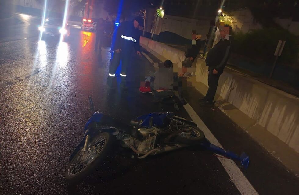 Carlos Paz: un motociclista se accidentó en el ingreso a la autopista esta madrugada