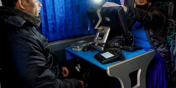 El móvil del Registro Civil está actualizando DNI de menores y otorgando el documento a aquellos que no lo tienen o lo han extraviado. Gentileza MLH