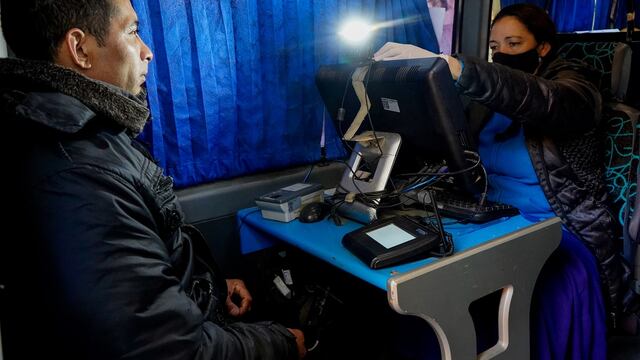 El móvil del Registro Civil está actualizando DNI de menores y otorgando el documento a aquellos que no lo tienen o lo han extraviado. Gentileza MLH