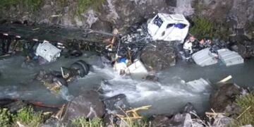 Así quedó el camión destrozado tras desbarrancar en los Caracoles de Chile y caer a un río.