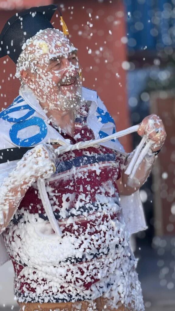 A los 75 años, el ingeniero electrónico Daniel Frías se convirtió en el primer egresado de la Licenciatura en Luthería de la Facultad de Artes, con una tesina dedicada a la obra del maestro Fernando Silva.