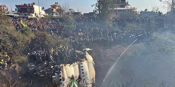 Tragedia en Nepal. Se estrelló un avión con 72 personas a bordo. Entre ellas, una argentina. (AP)