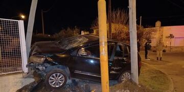 El auto luego de chocar la moto finalizó derrumbando el frente de una vivienda