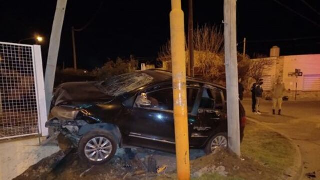 El auto luego de chocar la moto finalizó derrumbando el frente de una vivienda