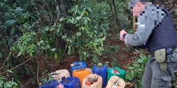 Puerto Esperanza: hallan en el monte bidones para transporte de combustible ilegal.