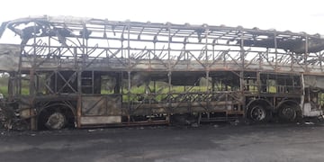 Ambos vehículos quedaron destruidos por completo en inmediaciones de Pedro Gómez Cello. (@gmalfaro)