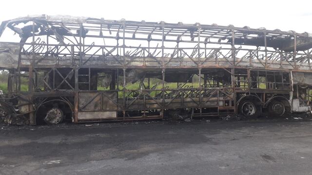 Ambos vehículos quedaron destruidos por completo en inmediaciones de Pedro Gómez Cello. (@gmalfaro)