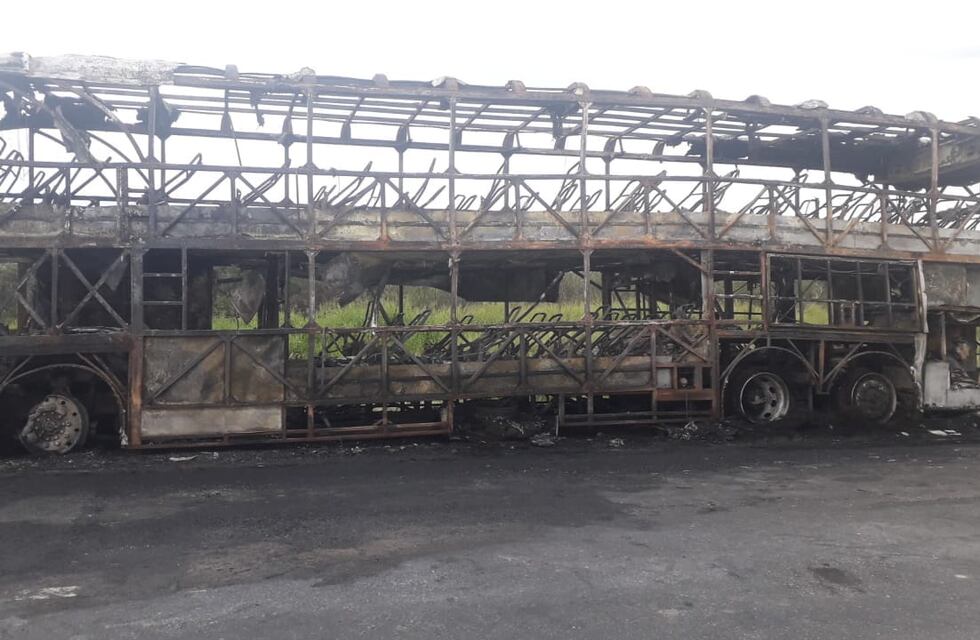 Murió automovilista tras chocar con un colectivo que se incendió en la ruta 11