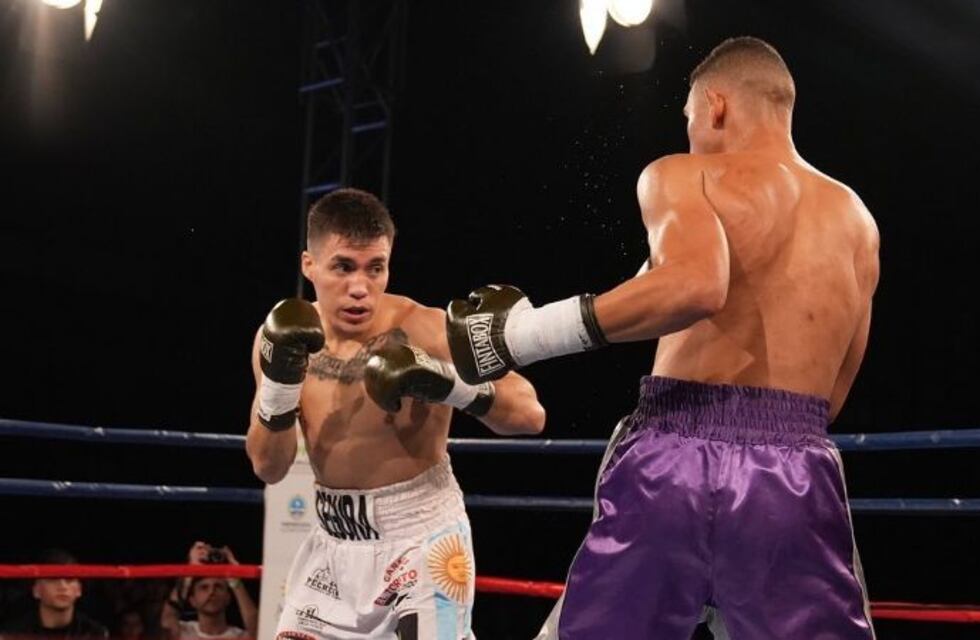 Boxeo: el mendocino “El Profe” Segura venció por KO al venezolano Salazar y es campeón superligero Fencosur
