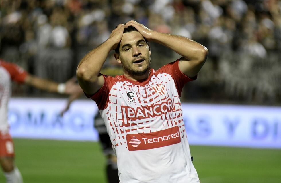 Video: la increíble triple salvada milagrosa para Instituto en la final