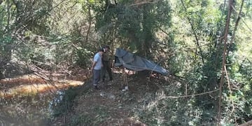 Guardaparques encuentran campamento de cazadores furtivos en las afueras de Puerto Iguazú.
