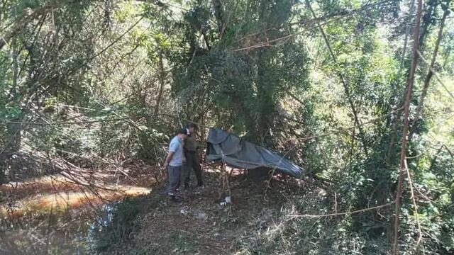 Guardaparques encuentran campamento de cazadores furtivos en las afueras de Puerto Iguazú.