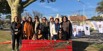 El banco rojo que estaba en la ciclovía