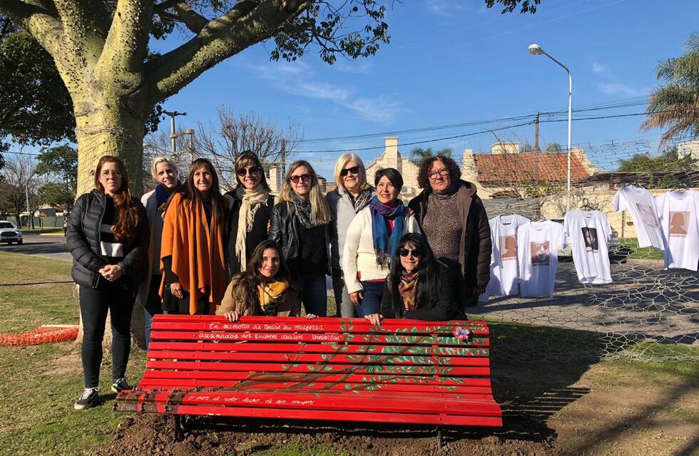 8M en Rafaela: piden reponer el banco rojo de la ciclovía