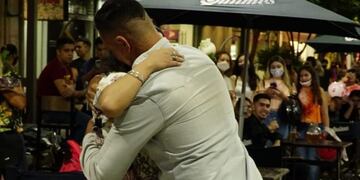 El romántico sanjuanino le pidió compromiso a su novia en la peatonal. Diario la Provincia SJ.