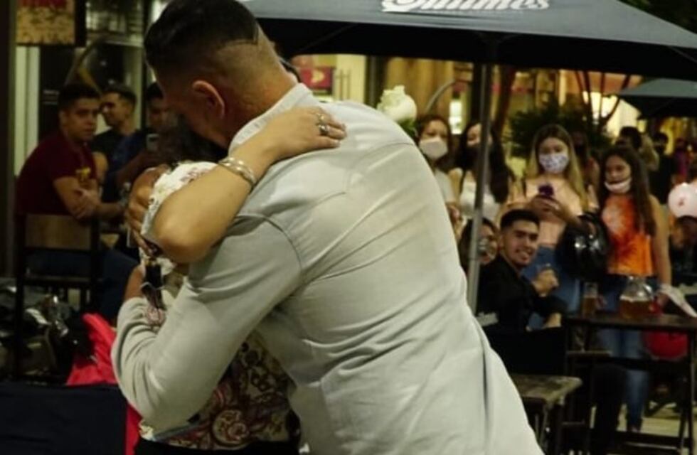Ocurrió en San Juan: le propuso compromiso a su novia con carteles y coreografía en la peatonal