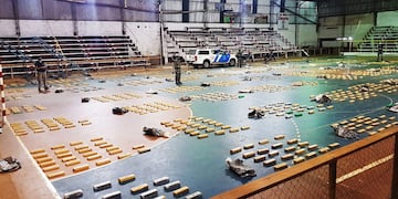 Se trataba de 75 paquetes abandonados que en su interior contenían 1.848 “panes” prensados de marihuana.