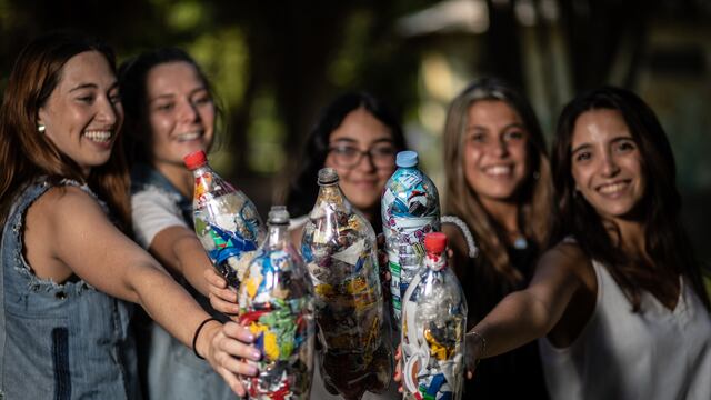 Lanzan el Programa “ Desafío Botellas de Amor”