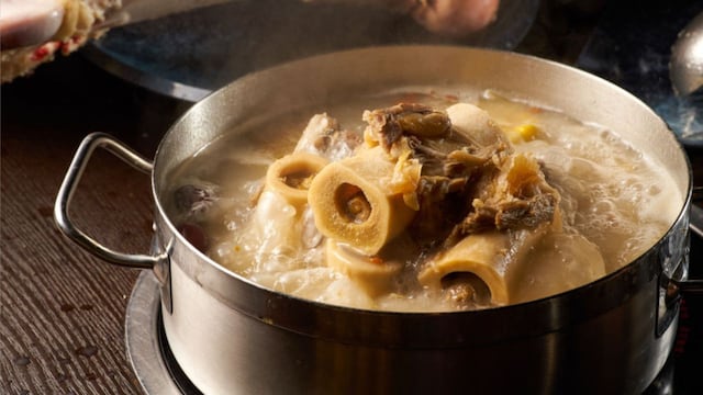 Qué es el caldo de huesos y cómo se prepara.