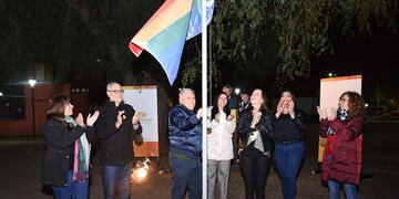 Izaron la Bandera de la Diversidad en Arroyito