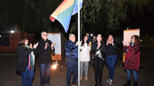 Izaron la Bandera de la Diversidad en Arroyito