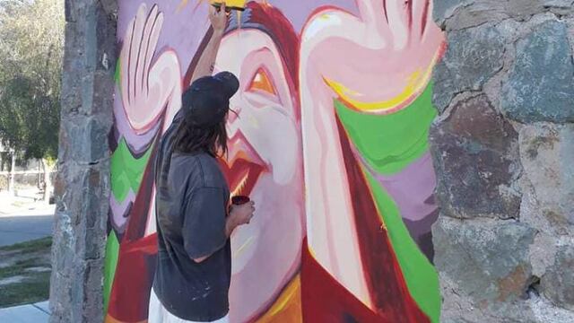 El artista de Las Heras junto a su obra "La Pacha Huarpe".