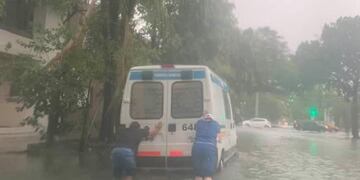 Enfermeros tuvieron que empujar la ambulancia.
