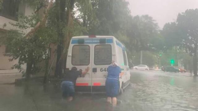 Enfermeros tuvieron que empujar la ambulancia.