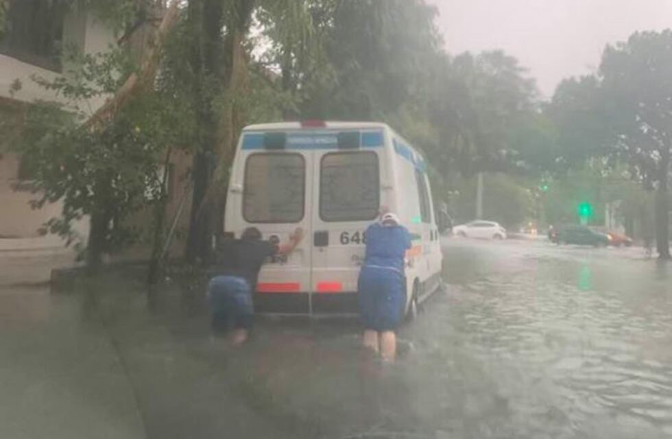 Por el agua acumulada, una ambulancia con un paciente grave quedó varada