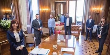 Cristina Kirchner y Sergio Massa, junto al secretario general de APL, Norberto De Próspero, Claudio Britos de ATE, y Martin Roig de UPCN y la secretaria administrativa del Senado, María Luz Alonso. (Congreso)