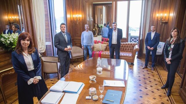 Cristina Kirchner y Sergio Massa, junto al secretario general de APL, Norberto De Próspero, Claudio Britos de ATE, y Martin Roig de UPCN y la secretaria administrativa del Senado, María Luz Alonso. (Congreso)