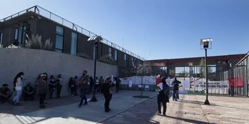 La familia de la víctima y amigos se manifestaron afuera del Poder Judicial. Foto: Juan Andrés Galli.
