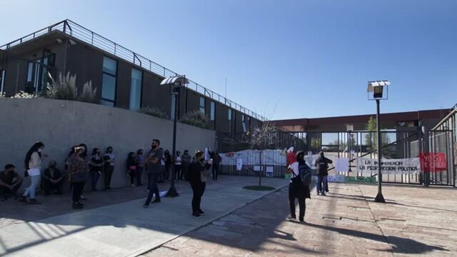 La familia de la víctima y amigos se manifestaron afuera del Poder Judicial. Foto: Juan Andrés Galli.