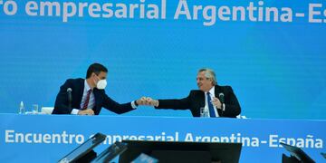 Alberto Fernández y Pedro Sánchez, presidentes de Argentina y España respectivamente, brindan una conferencia de prensa tras la reunión que mantuvieron en Casa Rosada.
