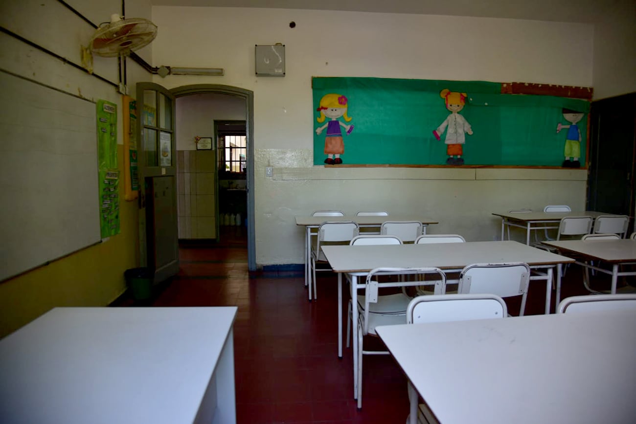 Aula sin alumnos.