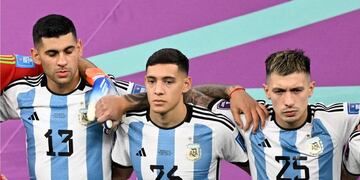 Cristian Romero, Nahuel Molina y Lisandro Martínez y la historia del Palo Santo en Qatar. (Fifa)