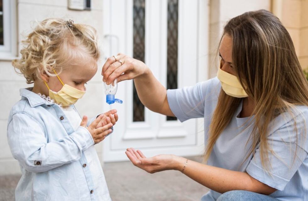 Una tierna niña cree que todos los objetos son dispensadores de alcohol en gel