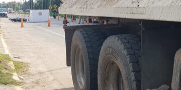 Accidente en av juan b justo al 8000 entre un camión y una moto. (Nicolás Bravo/La Voz)