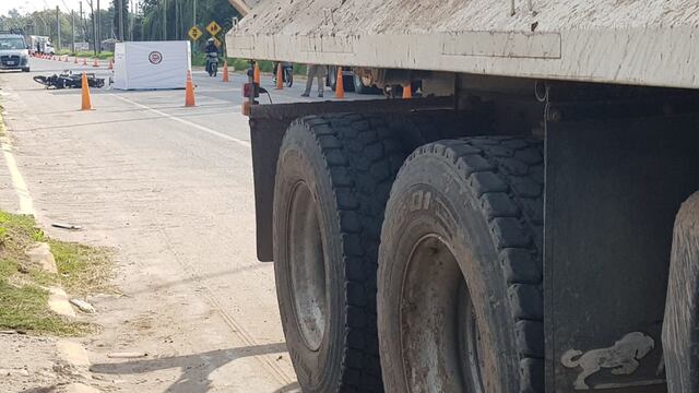 Accidente en av juan b justo al 8000 entre un camión y una moto. (Nicolás Bravo/La Voz)