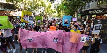 Familiares y amigos de Karen Ponce encabezaron la marcha por las calles de Mendoza en reclamo de justicia por el femicidio de la joven. Nicolás Ríos/Los Andes