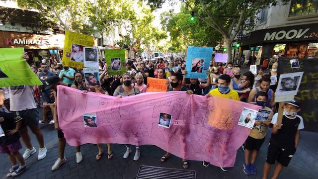 Familiares y amigos de Karen Ponce encabezaron la marcha por las calles de Mendoza en reclamo de justicia por el femicidio de la joven. Nicolás Ríos/Los Andes