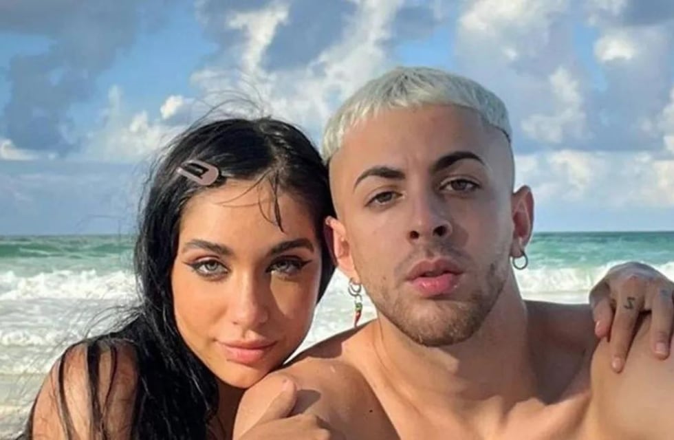 María Becerra se hizo un jugado tatuaje en el cuello y está dedicado a su novio Rei