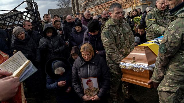 Familiares y amigos lloran en el funeral del sargento de policía Roman Rushchyshyn (AP /Bernat Armangue)
