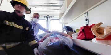 Accidente vial en Puerto Leoni dejó a una mujer lesionada y atrapada en su camioneta.