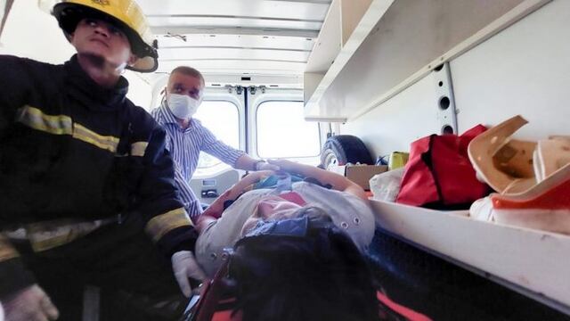 Accidente vial en Puerto Leoni dejó a una mujer lesionada y atrapada en su camioneta.