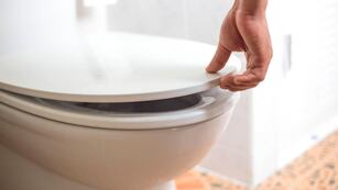 La razón por la que hay que colocar sal gruesa en el inodoro todas las noches.