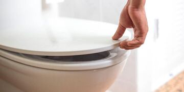 La razón por la que hay que colocar sal gruesa en el inodoro todas las noches.