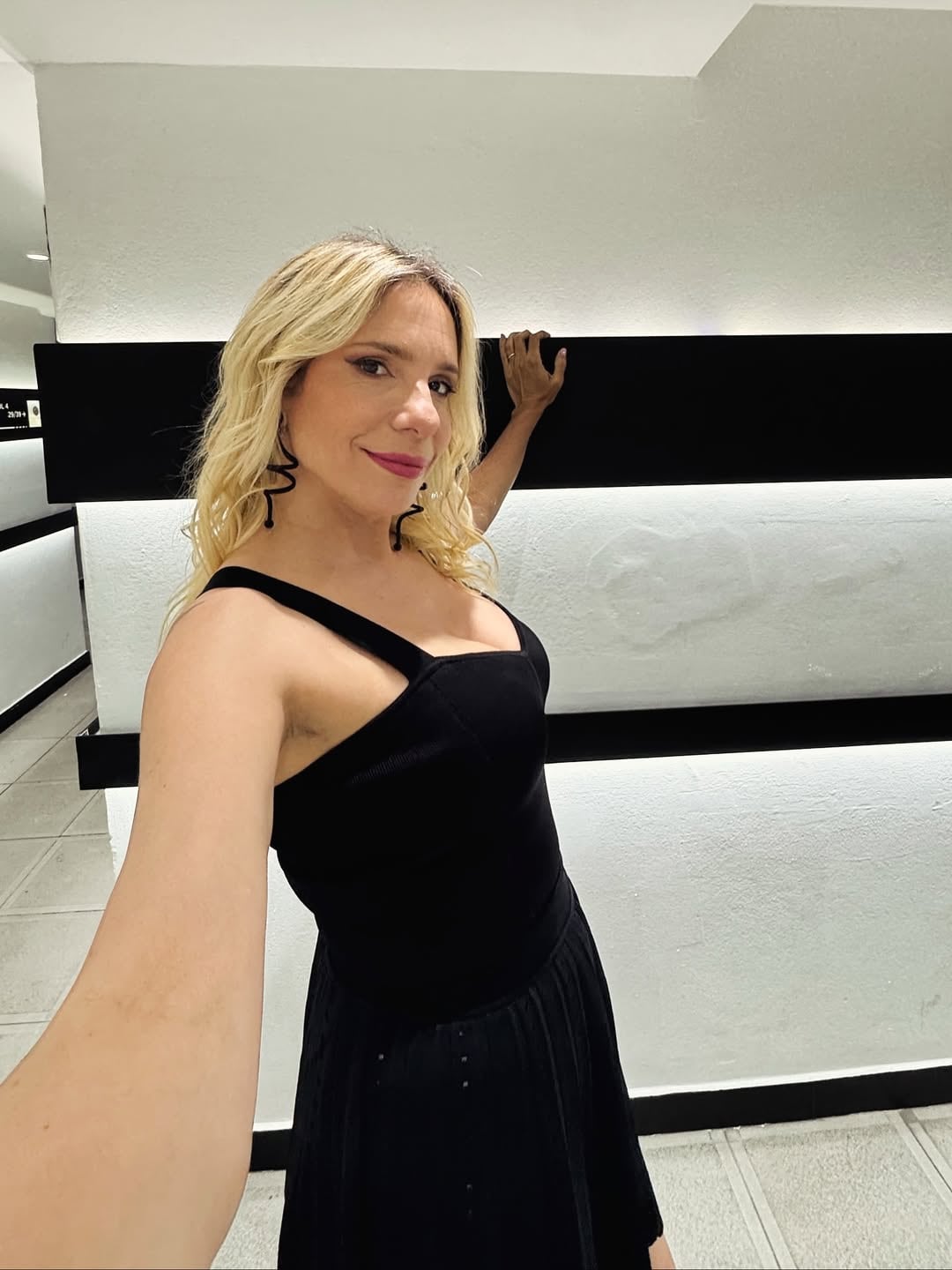 En la previa de Boca River, la periodista Ángela Lerena celebró su cumpleaños 50 y lució un look total black mega escotado