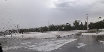 Caída de granizo en Río Segundo este miércoles. (Augusto Laros/La Voz)